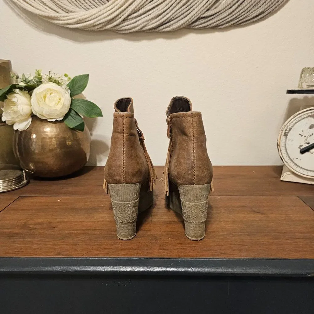 Sbicca Zing Fringe Wedge Bottie Sz 8